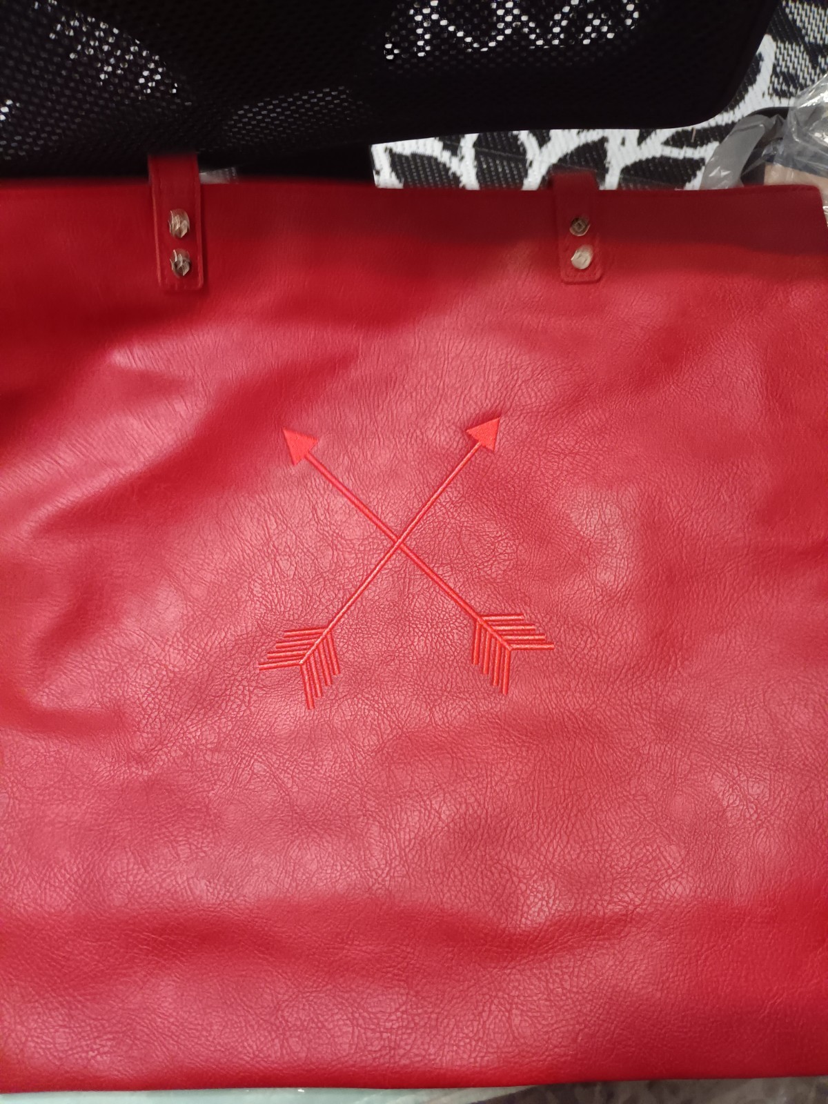 Thirty One Around Town Tote – Deep Merlot Pebble has two embroidered arrows