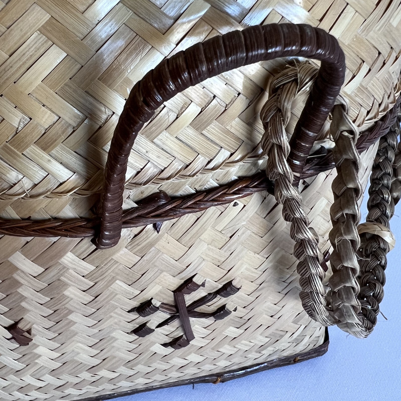 Vintage Hand Woven Straw Basket Handbag Shoulder Bag Folk Art Boho Purse Lid