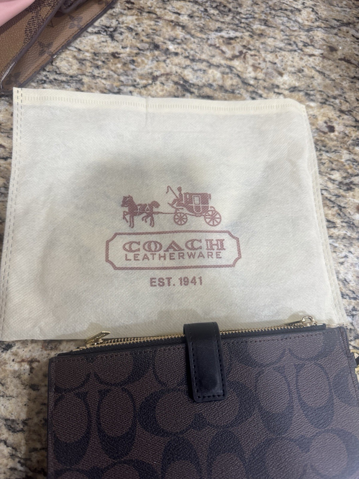 Cartera/Wristlet Coach Signature Café – Elegancia y Funcionalidad