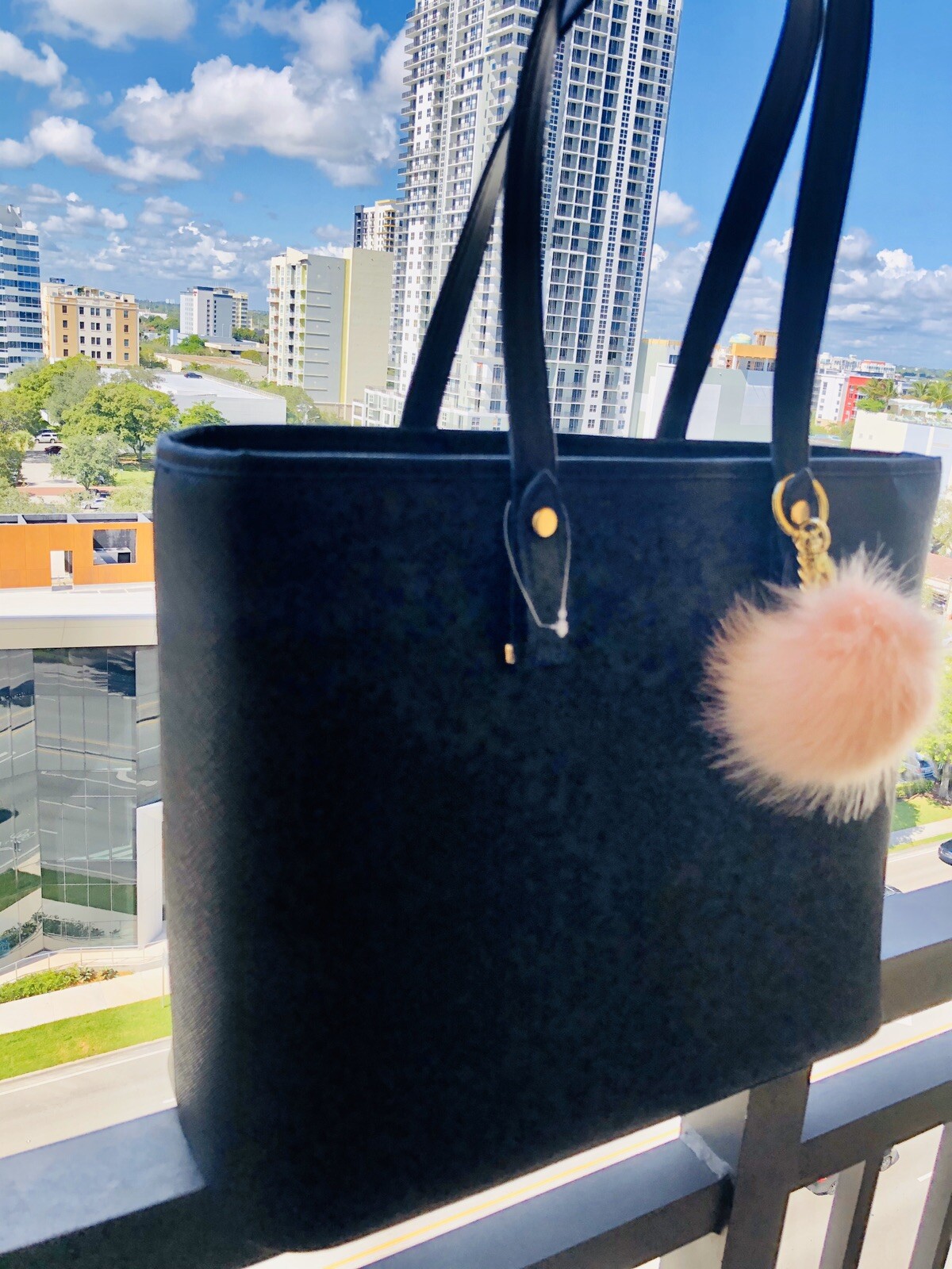 Brand New Tote Bag with rose keychain Cartera negra compacta NUEVA con pompon