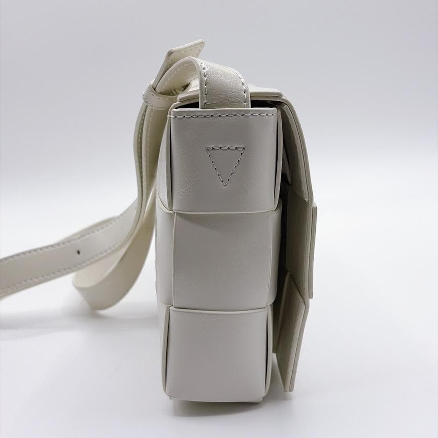 BOTTEGA VENETA Maxi Intrecciato Cassette Shoulder Bag White B018