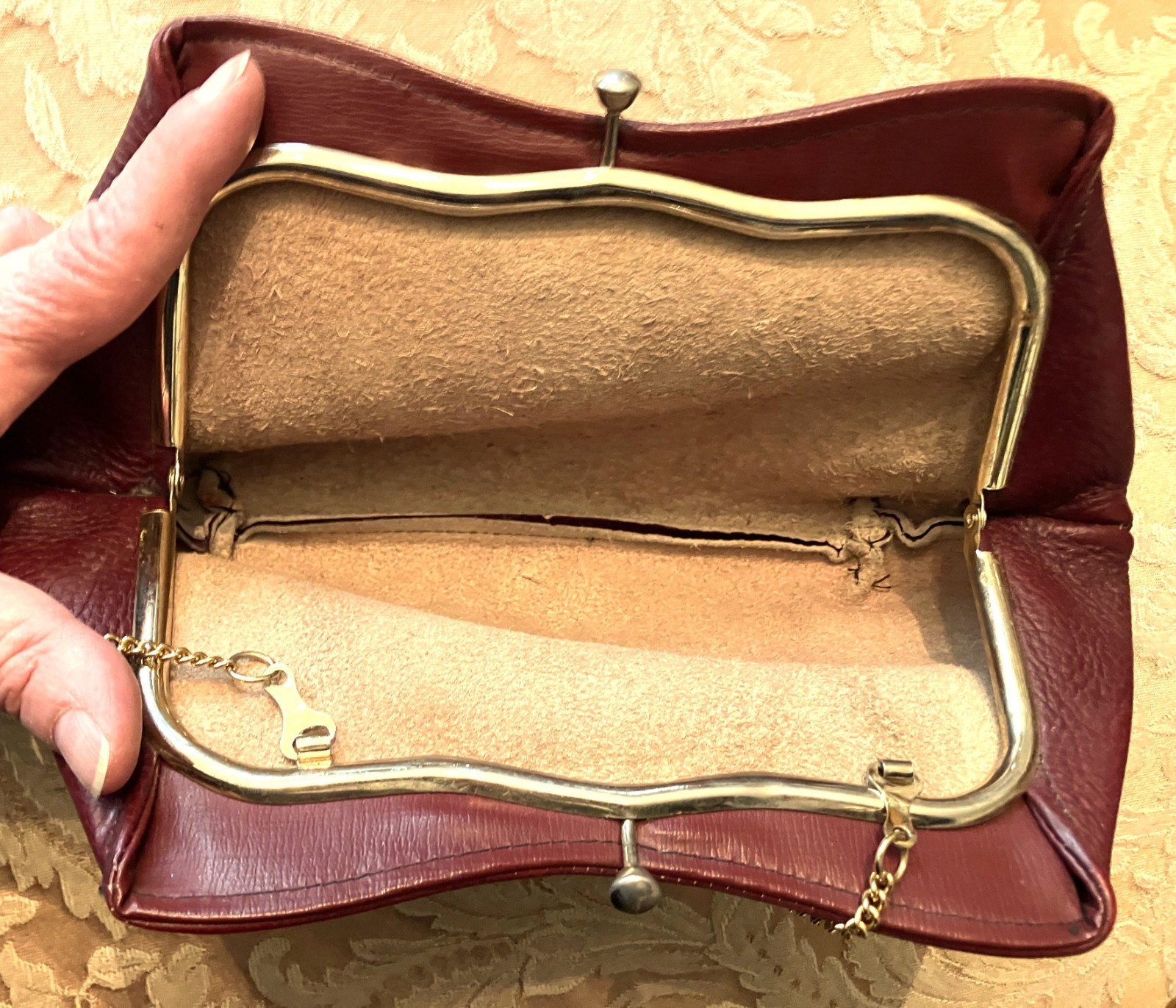 Small VTG Maroon Pebbled Leather Unlined Clutch Purse w Kiss Lock & Chain Handle