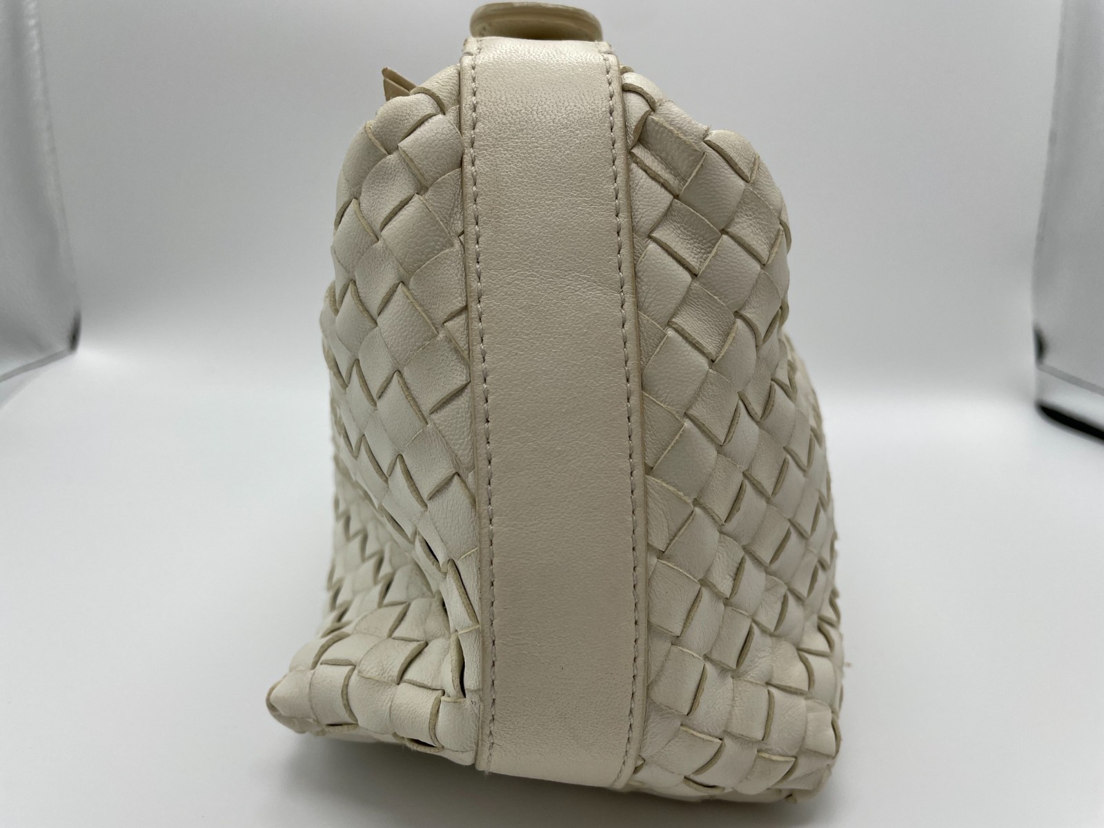 BOTTEGA VENETA Intrecciato White Leather Pouch Bag Auth 251002
