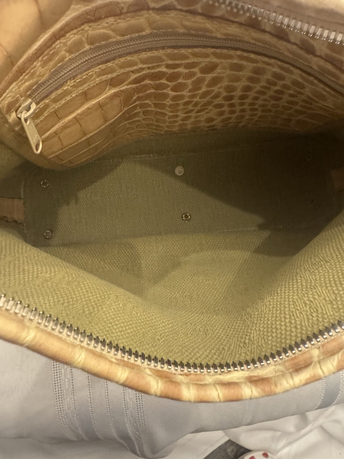 Dooney & Bourke Beige Croco Embossed Hobo pre owned excellent condition
