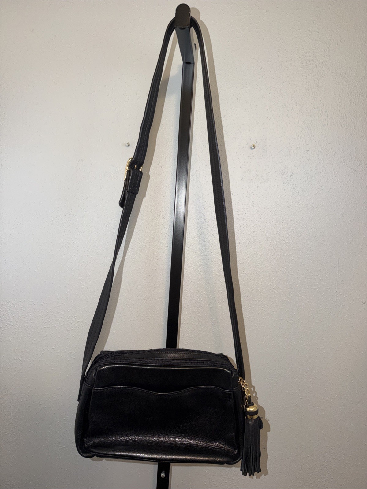 Vintage 80s 90s TIGNANELLO Smooth Leather Crossbody Bag Shoulder Handbag Tassel