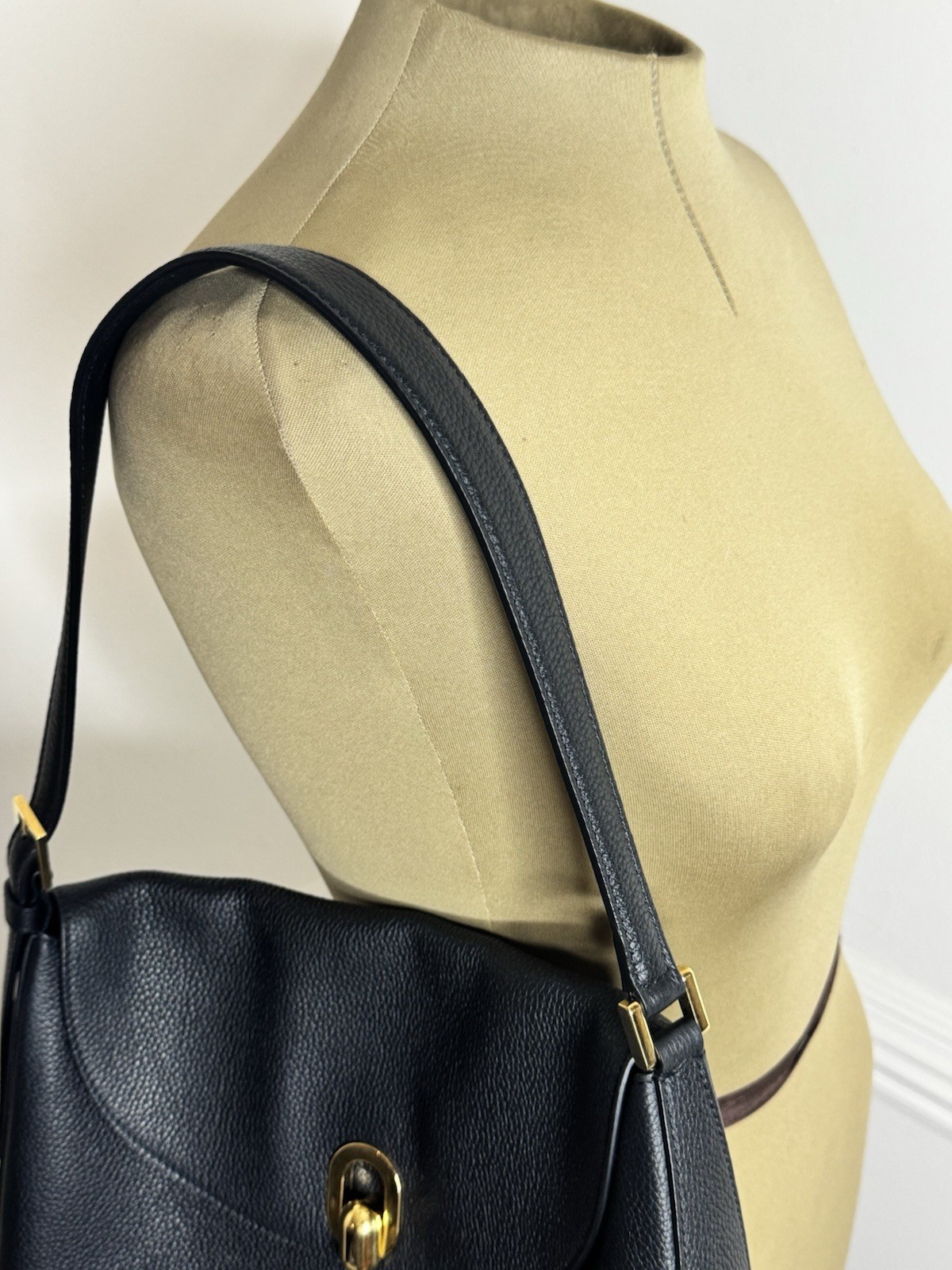 SAVETTE Black Pebbled Shoulder Bag Gold Hardware Turn Lock Lined Medium