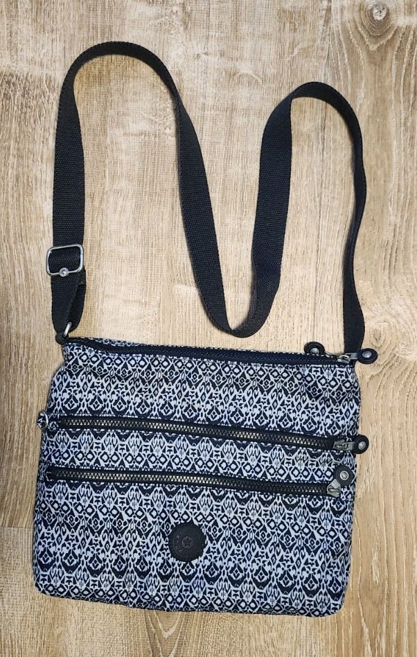 Kipling Alvar Navy Print Crossbody Bag 12″H X 10″W used once!