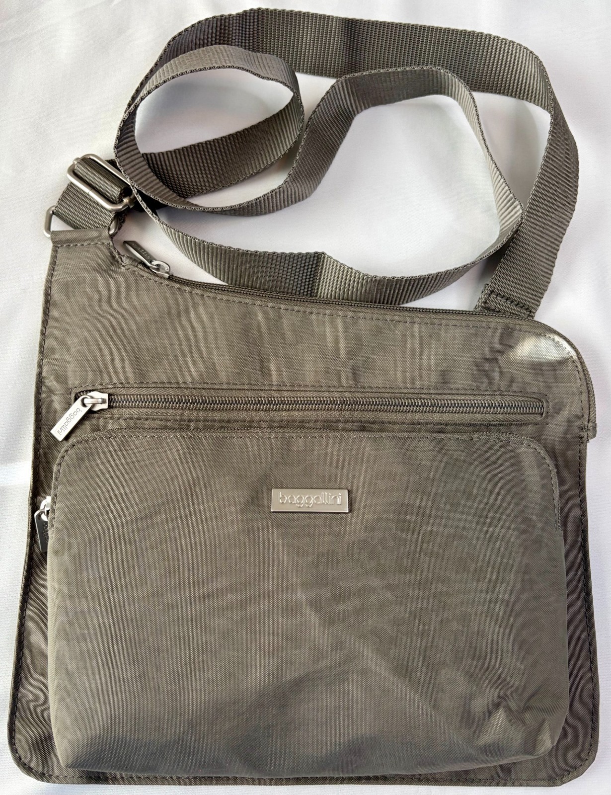Baggallini Purse Gray Cheetah Print Multi Pocket Travel Organizer Crossbody Bag