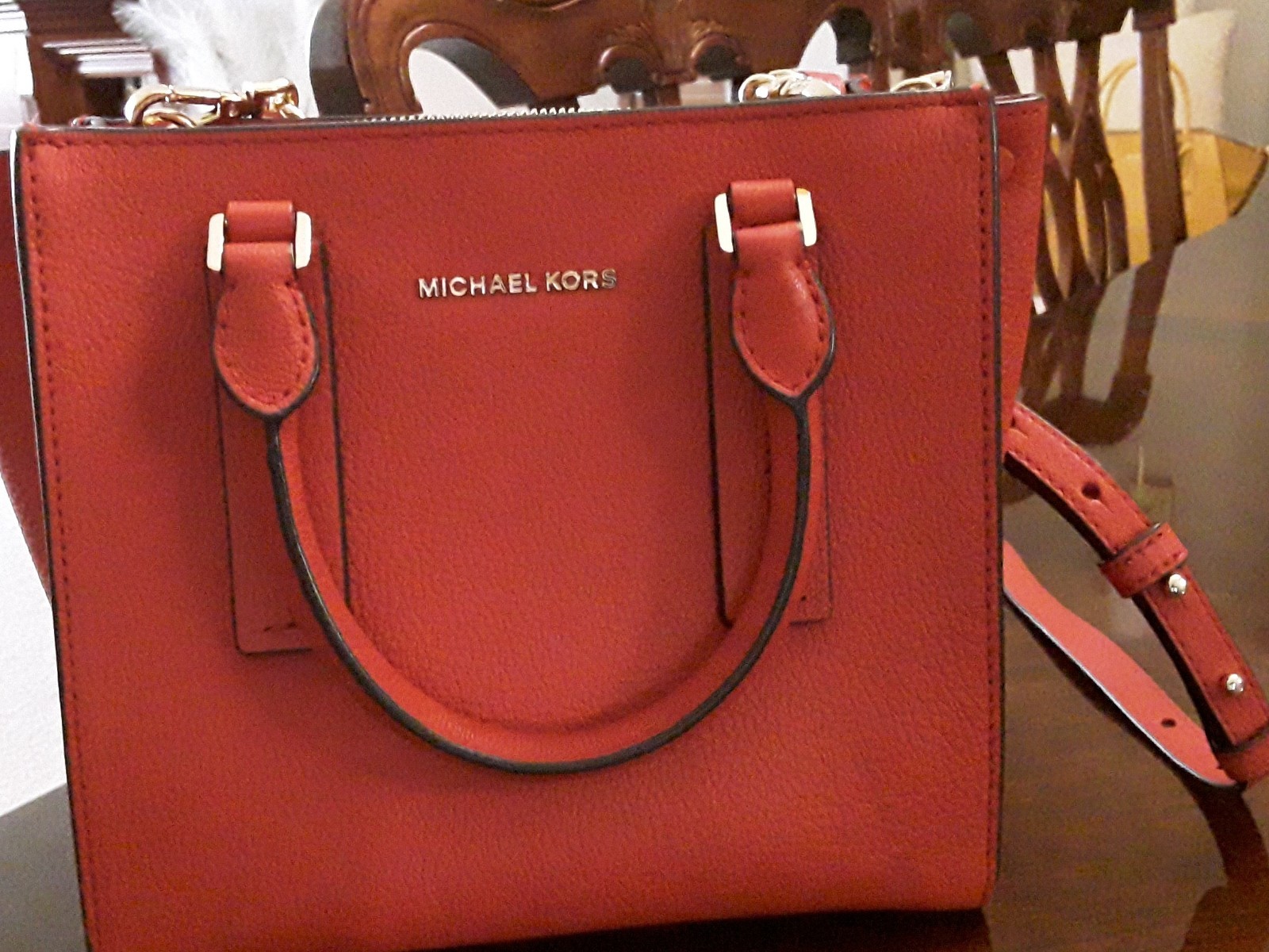 Michael Kors Beautiful RED Handbag (in Excellent Condition)size; 8×8 Inch