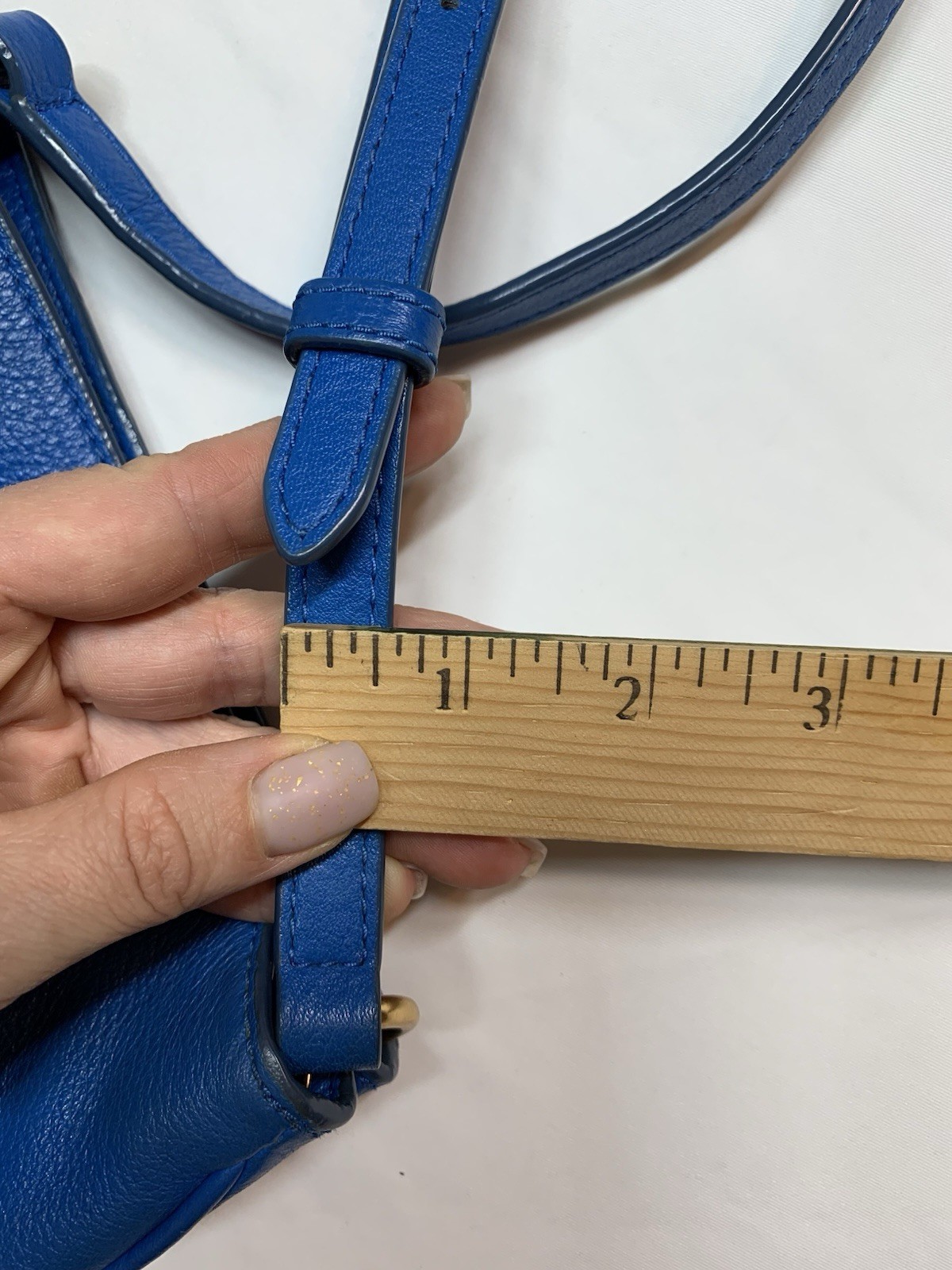 A classic Marc Jacobs shoulder bag made of textured leather in a light blue colo