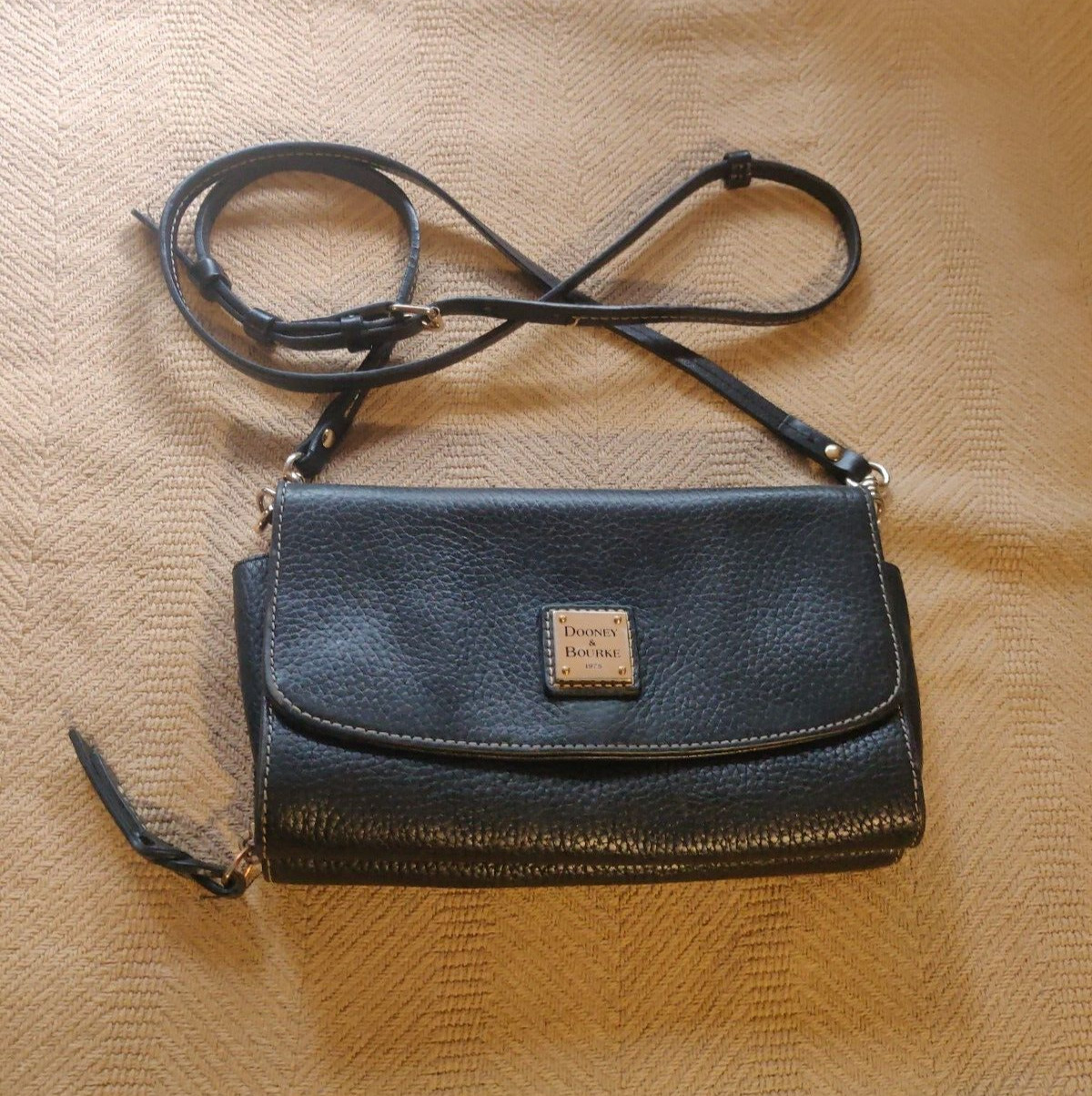Dooney & Bourke croosbody black leather purse