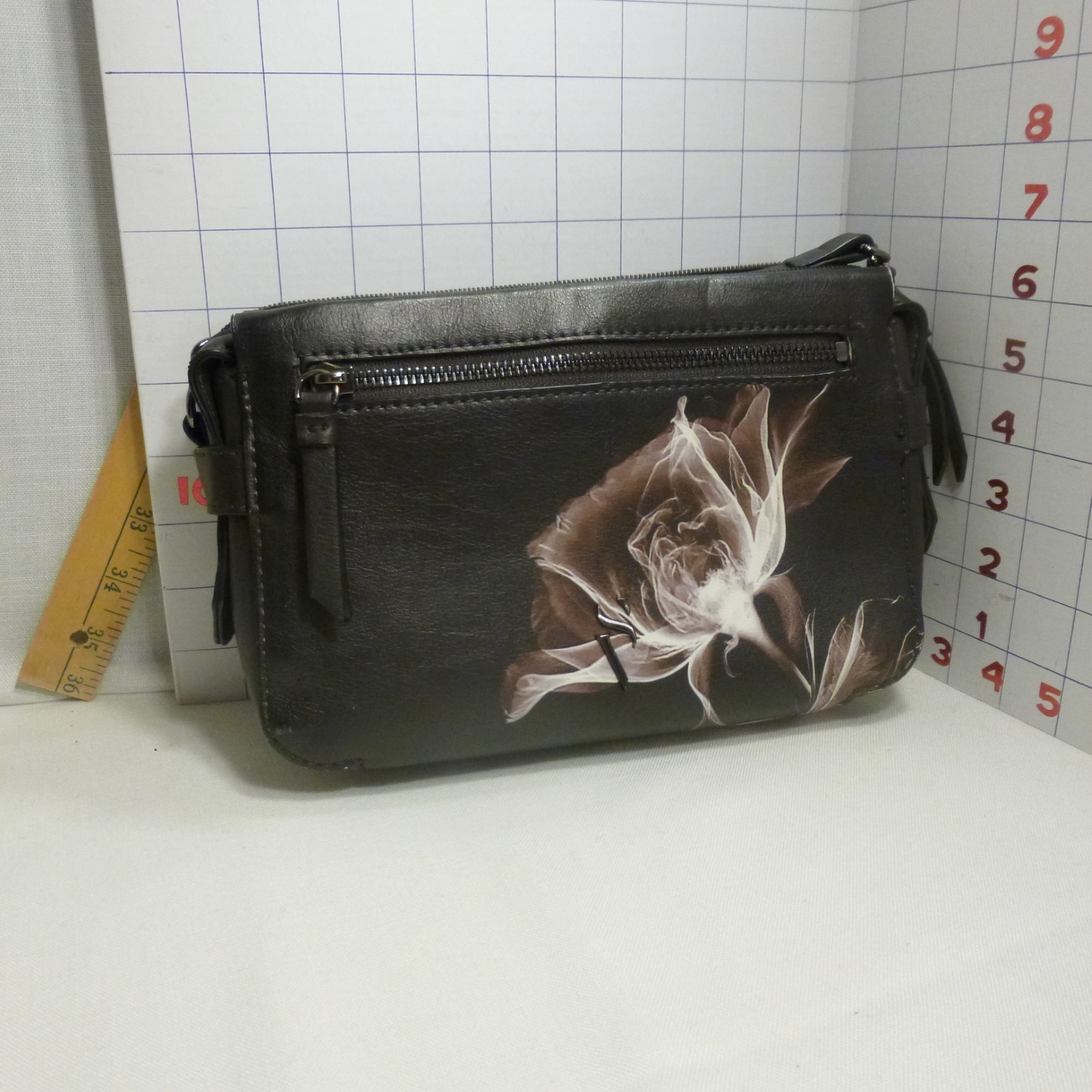 SIMPLY VERA – VERA WANG – Crossbody – dk brown w flower & metal accent – Mint