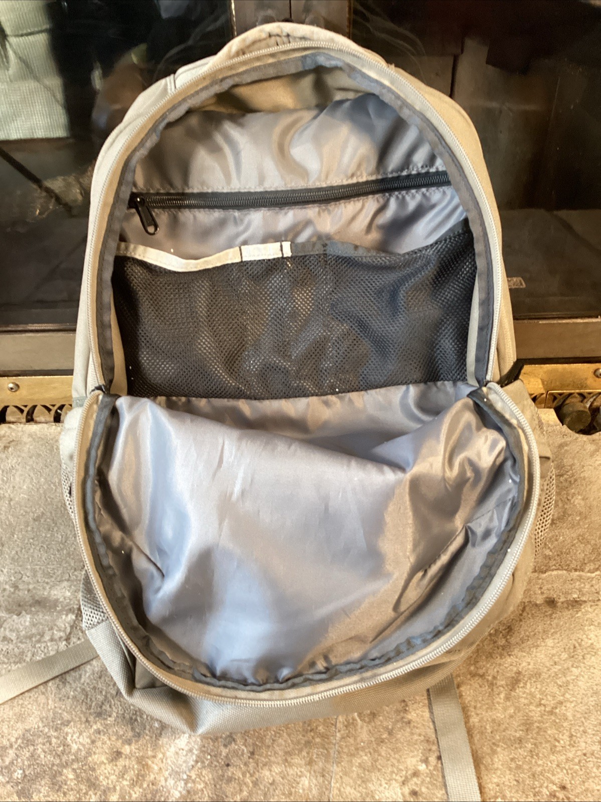The North Face Jester Backpack for Women in Gravel Beige/ Black (NF0A3VXGF 243)