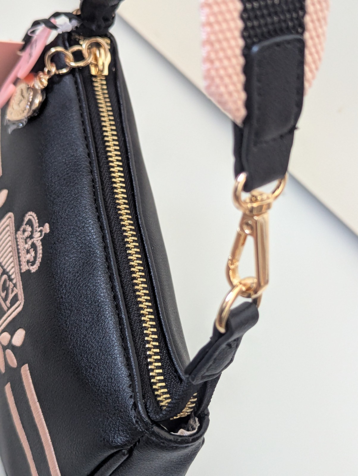 Juicy Couture Black Pink Crest Logo Convertible Wristlet Zip Top Charm Gold NWT