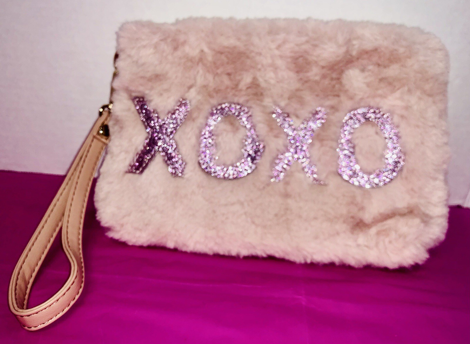 Plush Pink ‘XOXO’ Wristlet Glitter Stylish Clutch Fluffy Fur Casual Accessories