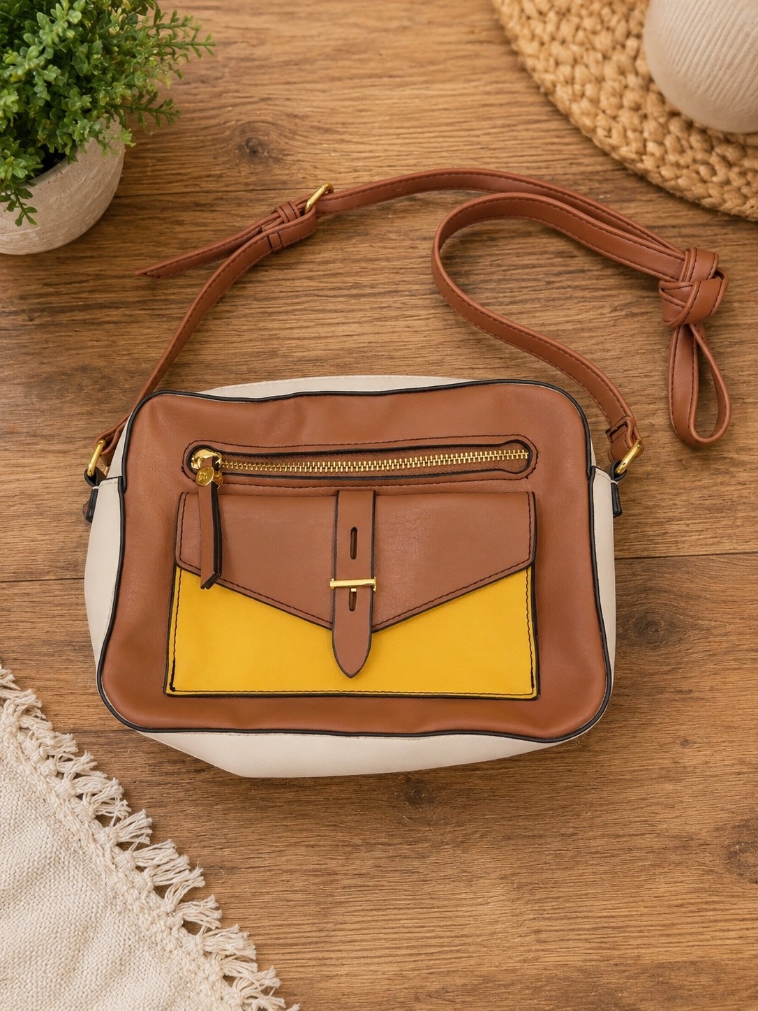 Liz Claiborne Crossbody Bag Tan Cream Yellow Faux Leather Purse Gold Tone