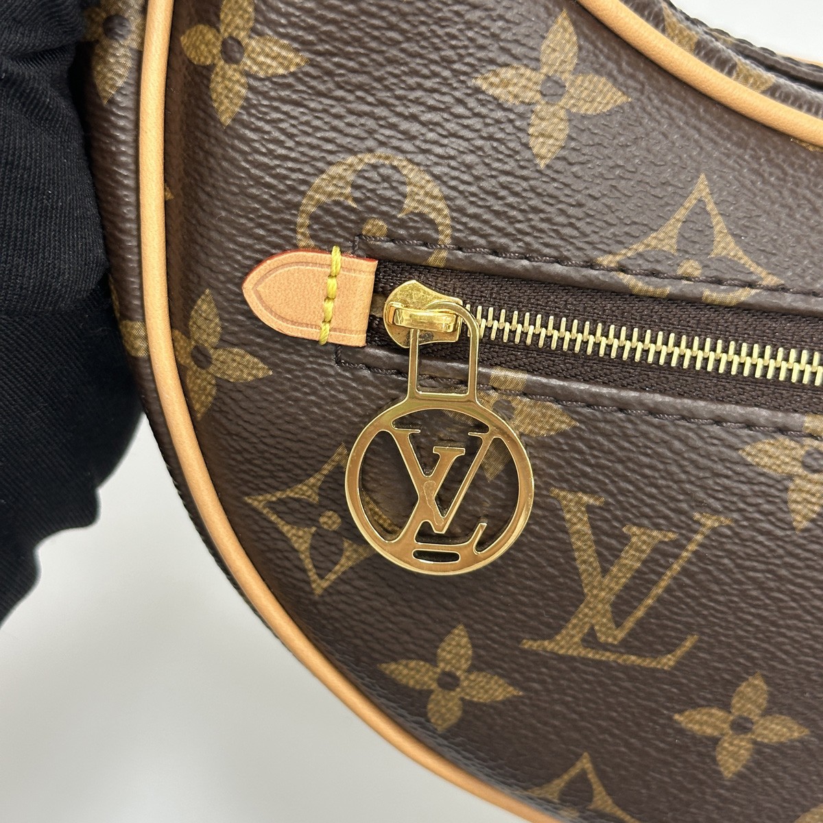 Louis Vuitton Loop Monogram Canvas Pea Shape Underarm Shoulder Crossbody Handbag