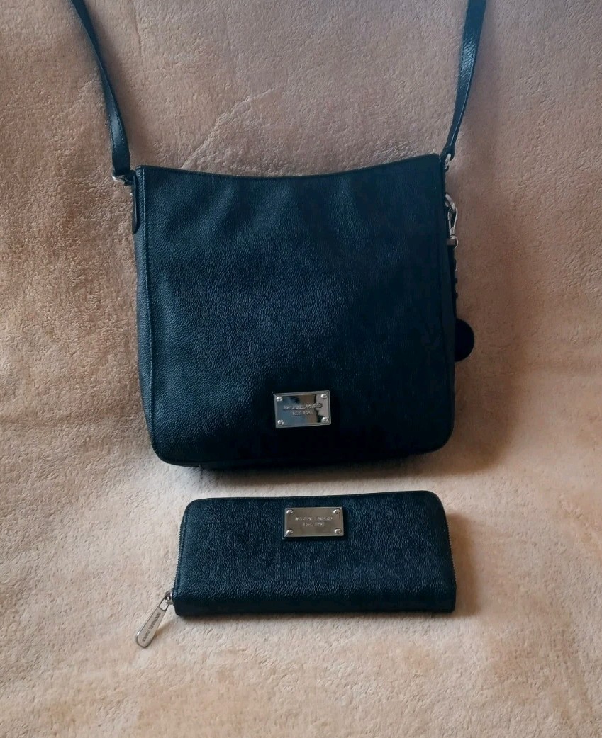 Michael Kors Jet Set Black Crossbody Classic 9.5 X 10 X 3 Includes Wallet