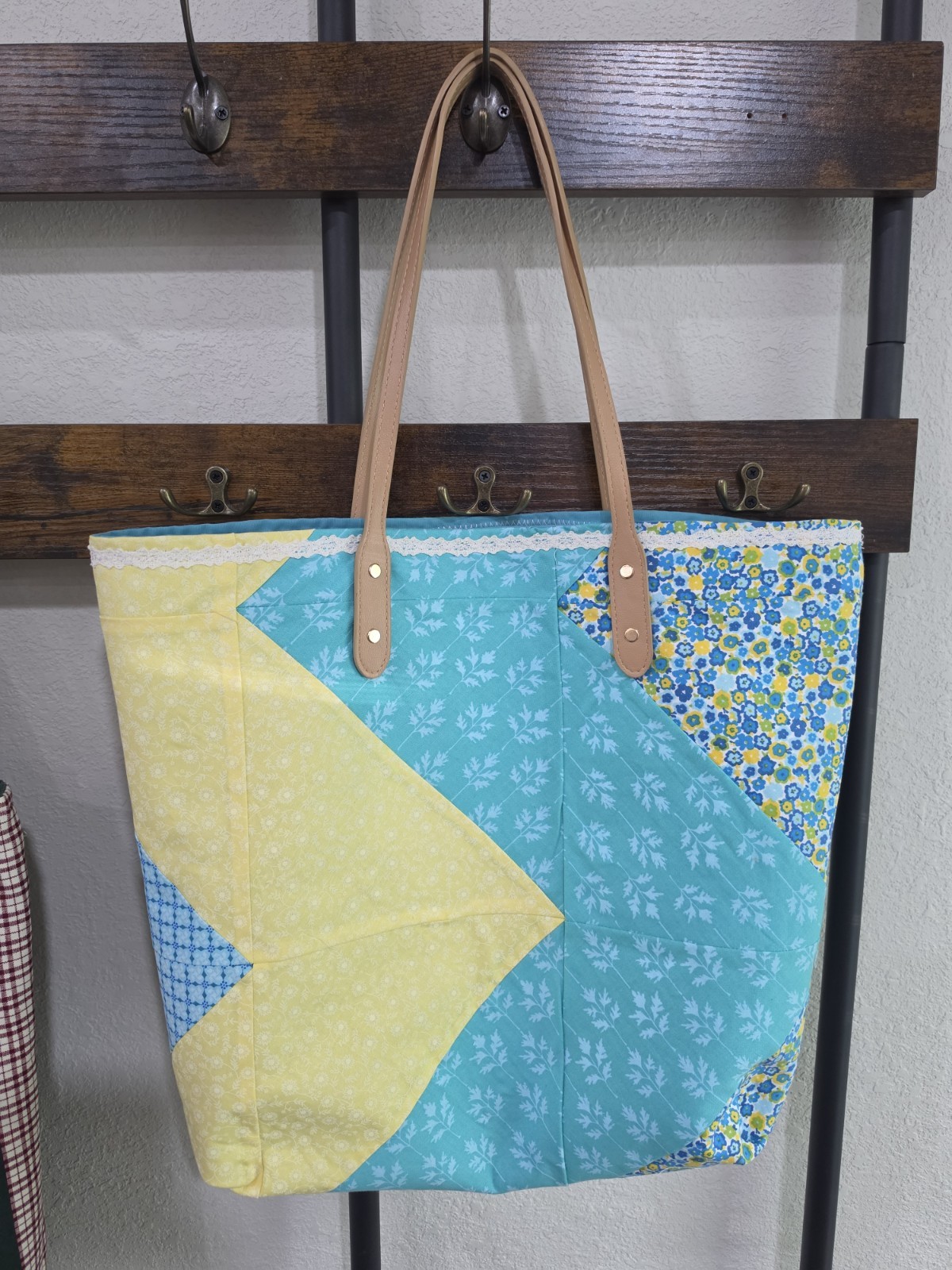 Patchwork Quilt Tote Bag Multicolor Floral Lined Blue Beige Shoulder Straps Snap