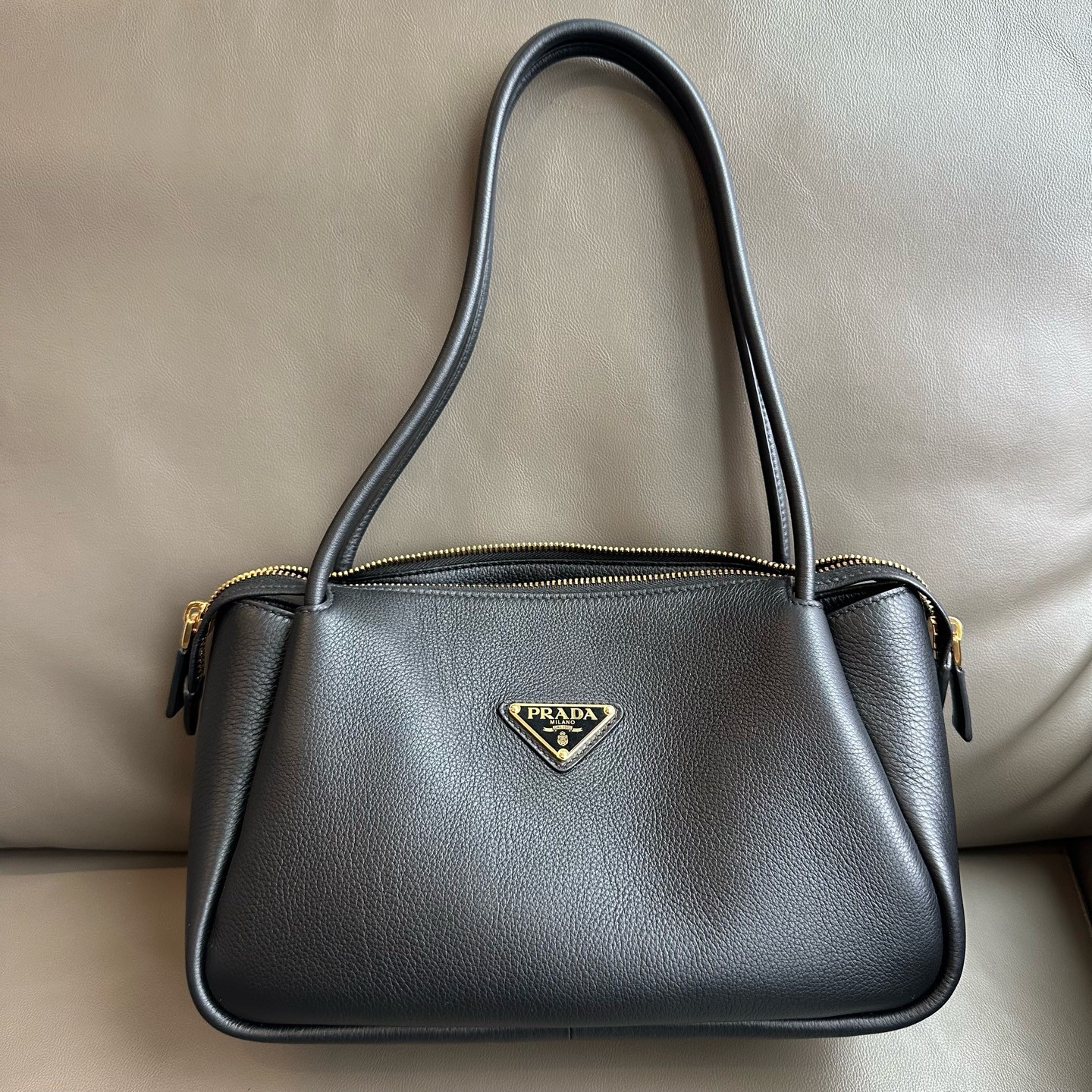 Prada Soft Grain Hobo Black Triangle Logo Calfskin Shoulder Bag （28×16×10.5）cm