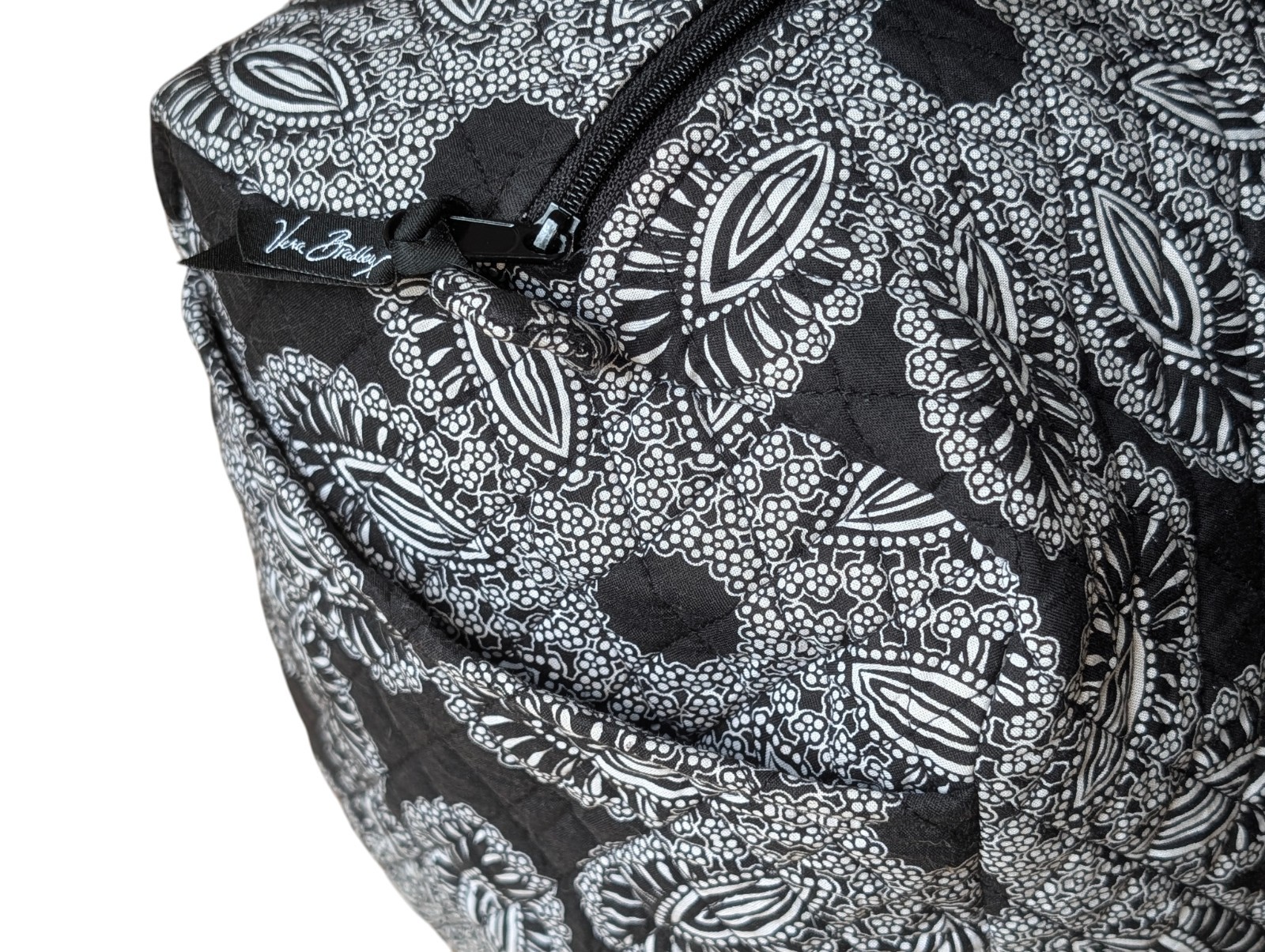 Vera Bradley Large Weekender Bag Blanco Bouquet 21″ X 11″ Great CONDITION