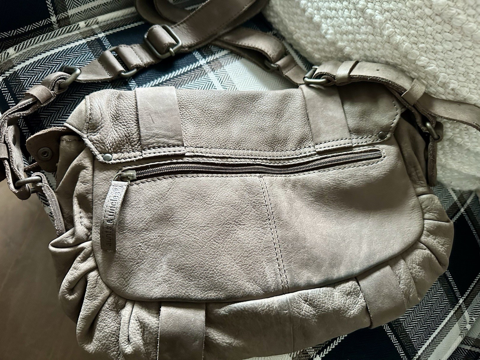 EUC aunts & uncles Nubuck Suede CROSSBODY MESSENGER BAG PURSE BROWN TAUPE Paris