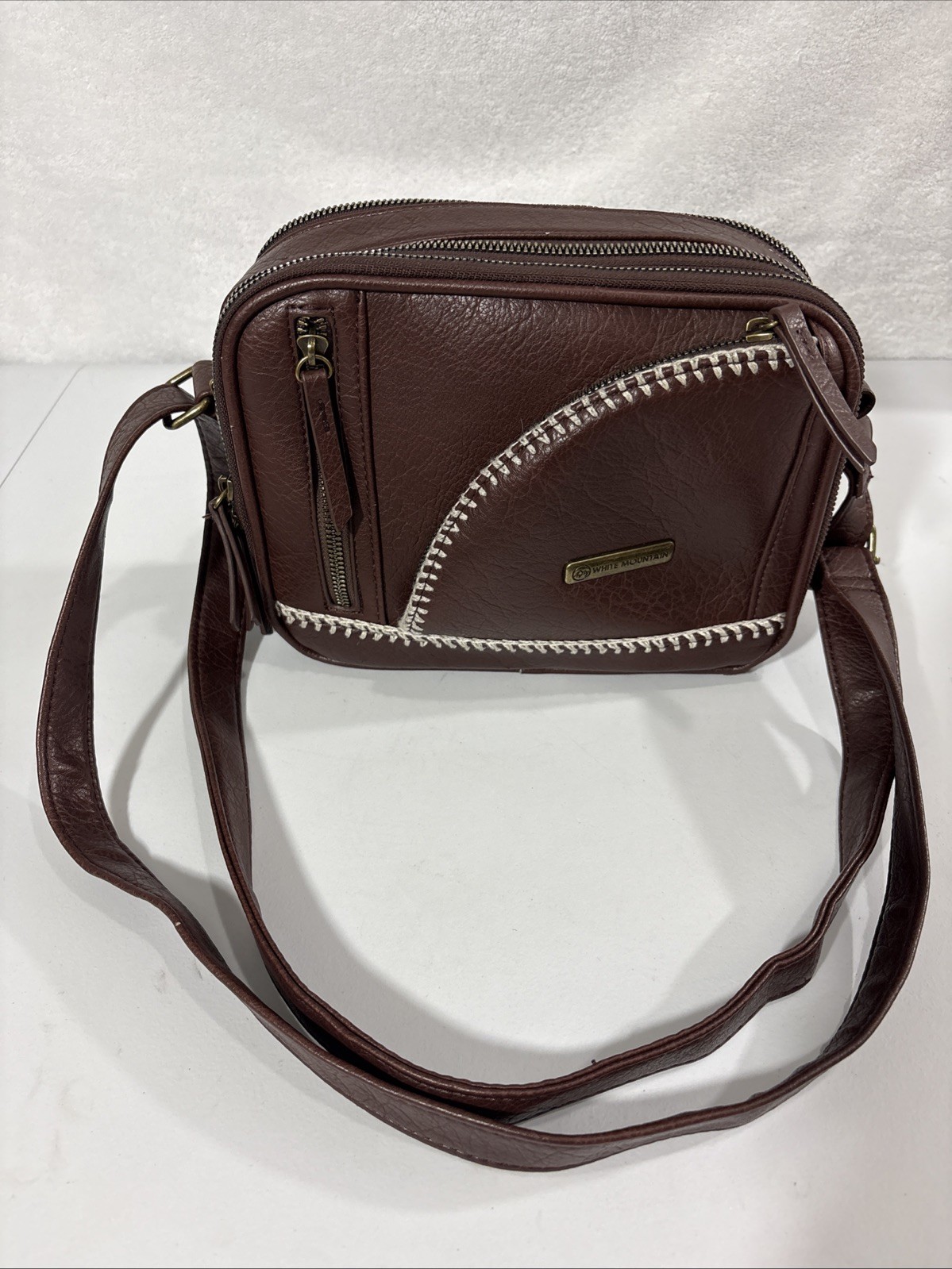 White Mountain Brown Camera Crossbody Whipstitch Accent Purse SEE DESCRIPTION