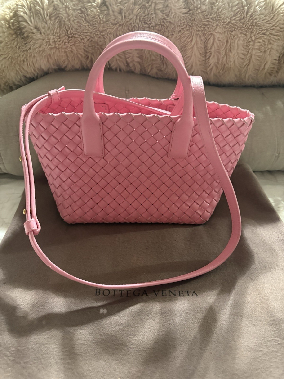 Bottega Veneta Intrecio Cabat Mini In Pink