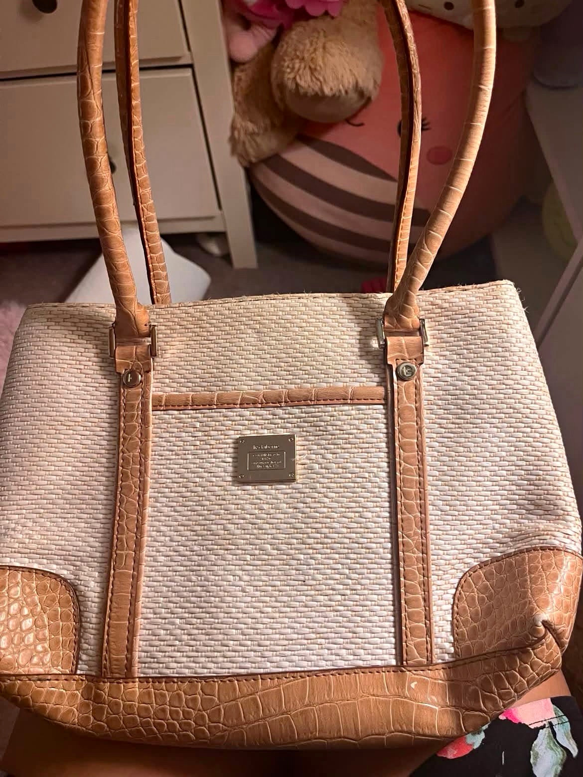 Liz Claiborne Beige/Brown Croc Pattern Tote w/ Zip & Snap, Inner Pockets