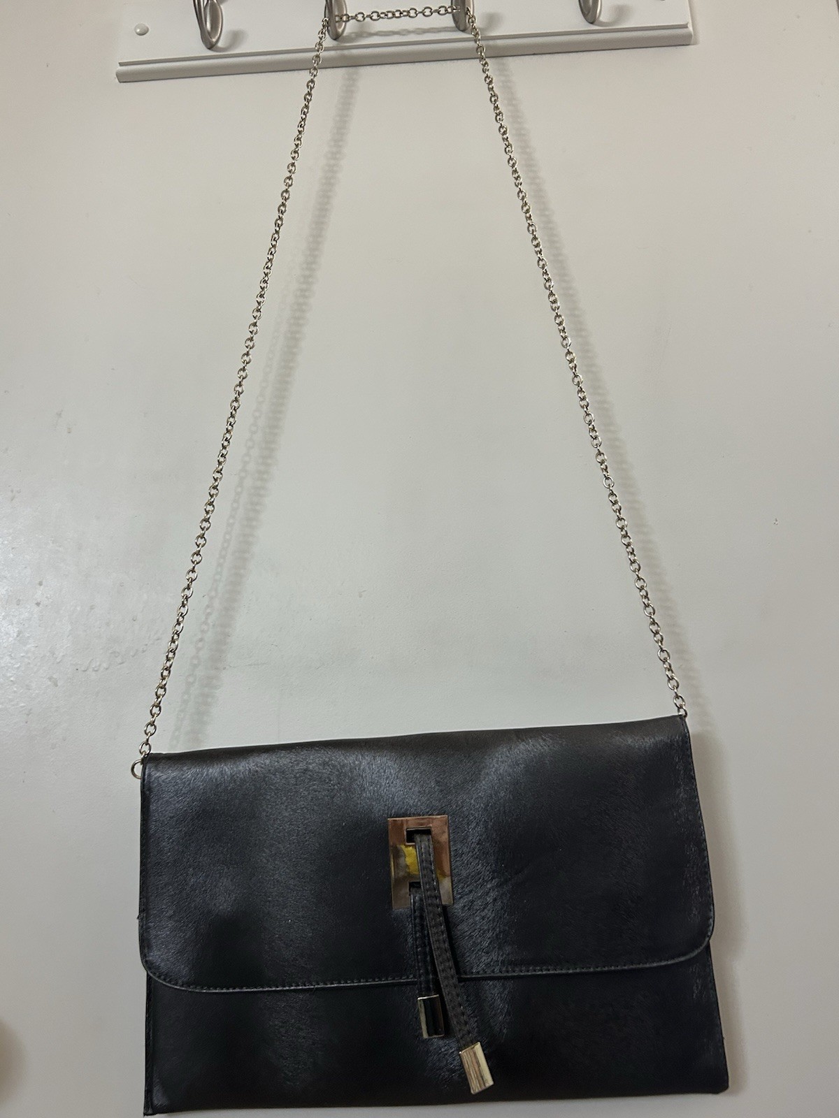 Kelly & Katie Black Crossbody Bag Silver Chain Strap Magnetic Closure Pockets