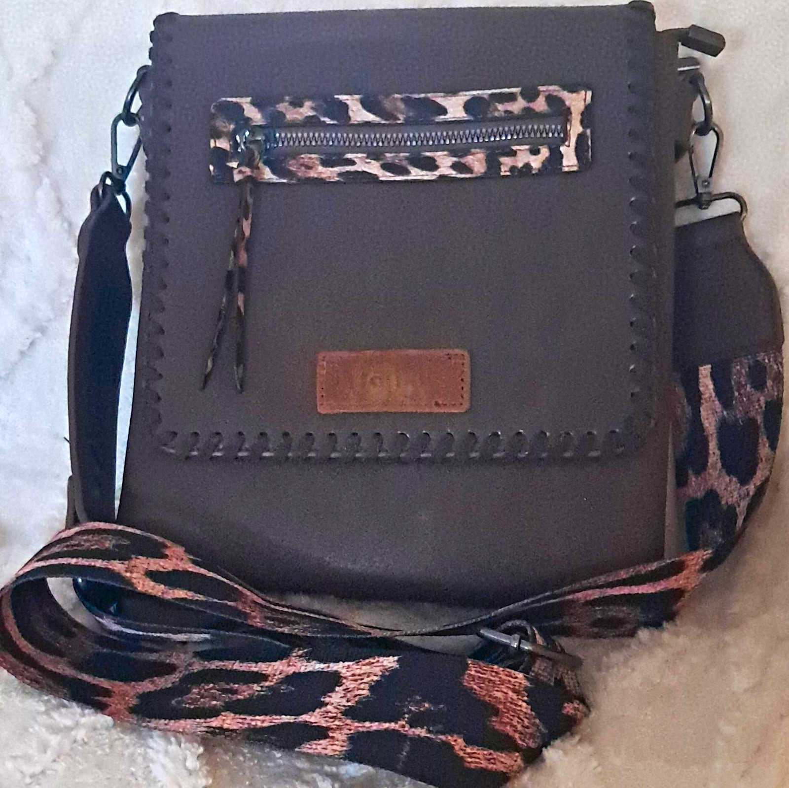 Wrangler Women’s Medium Black/Brown Leopard Strap Crossbody Bag Zip, Pockets