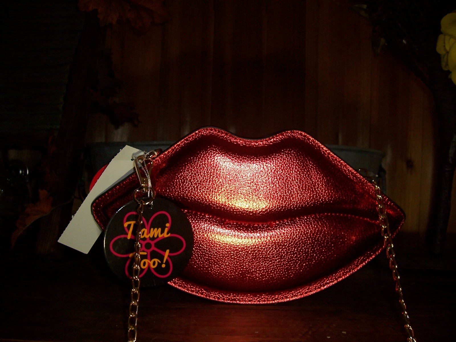 TAMI TOO RED LIP DESIGN KISS SHAPED PURSE WITH GOLD COLOR CHAIN LINK STRAP NEW