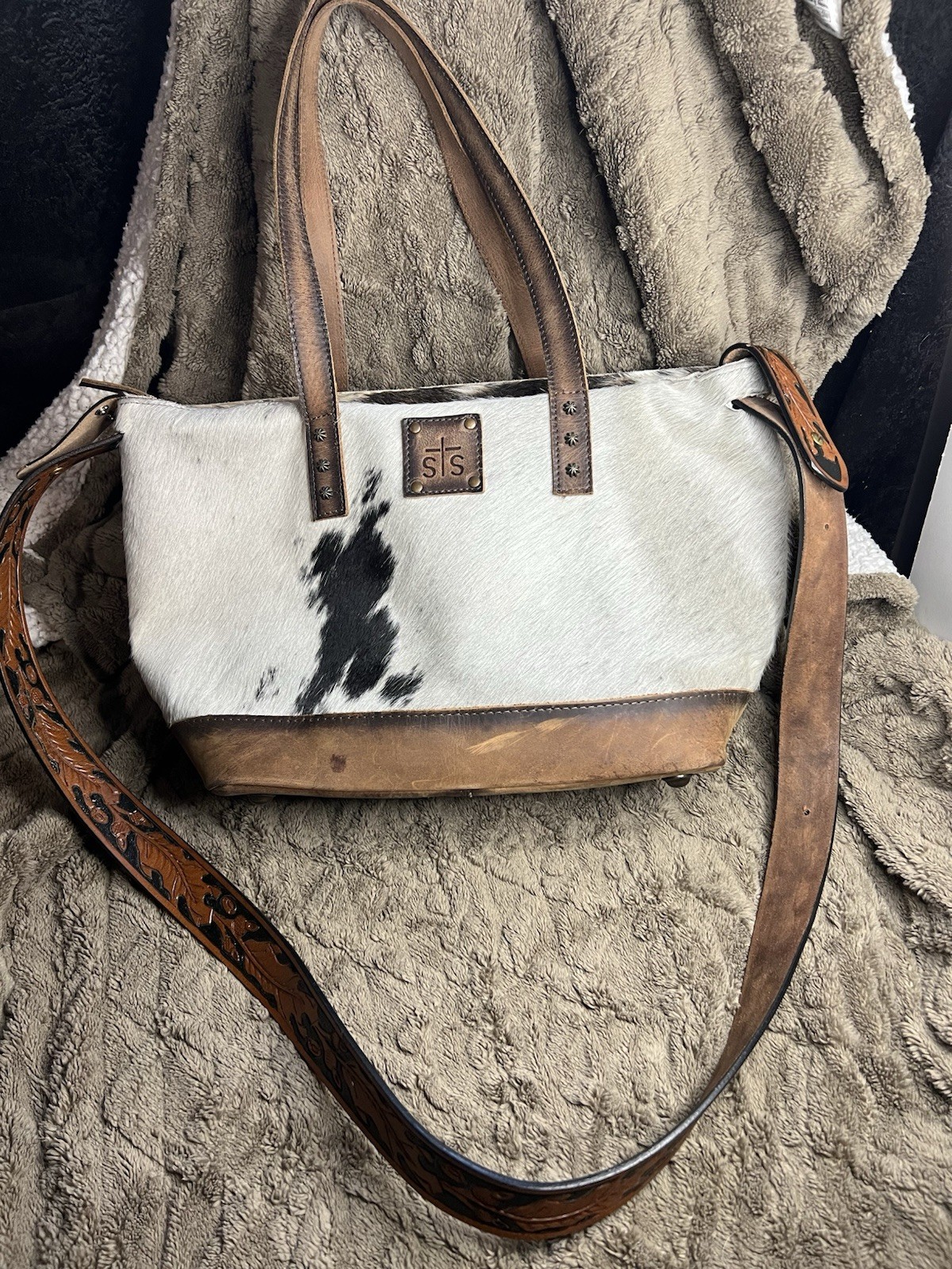 STS Ranchwear Western Hair On Cowhide Print Zip Tote w/Aftermarket Belt strap
