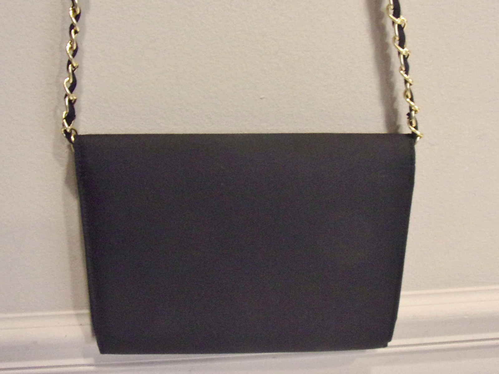 Vtg Black Microfiber Fabric,Gold Tone Metal Chain Strap , Envelope Style Sh Bag
