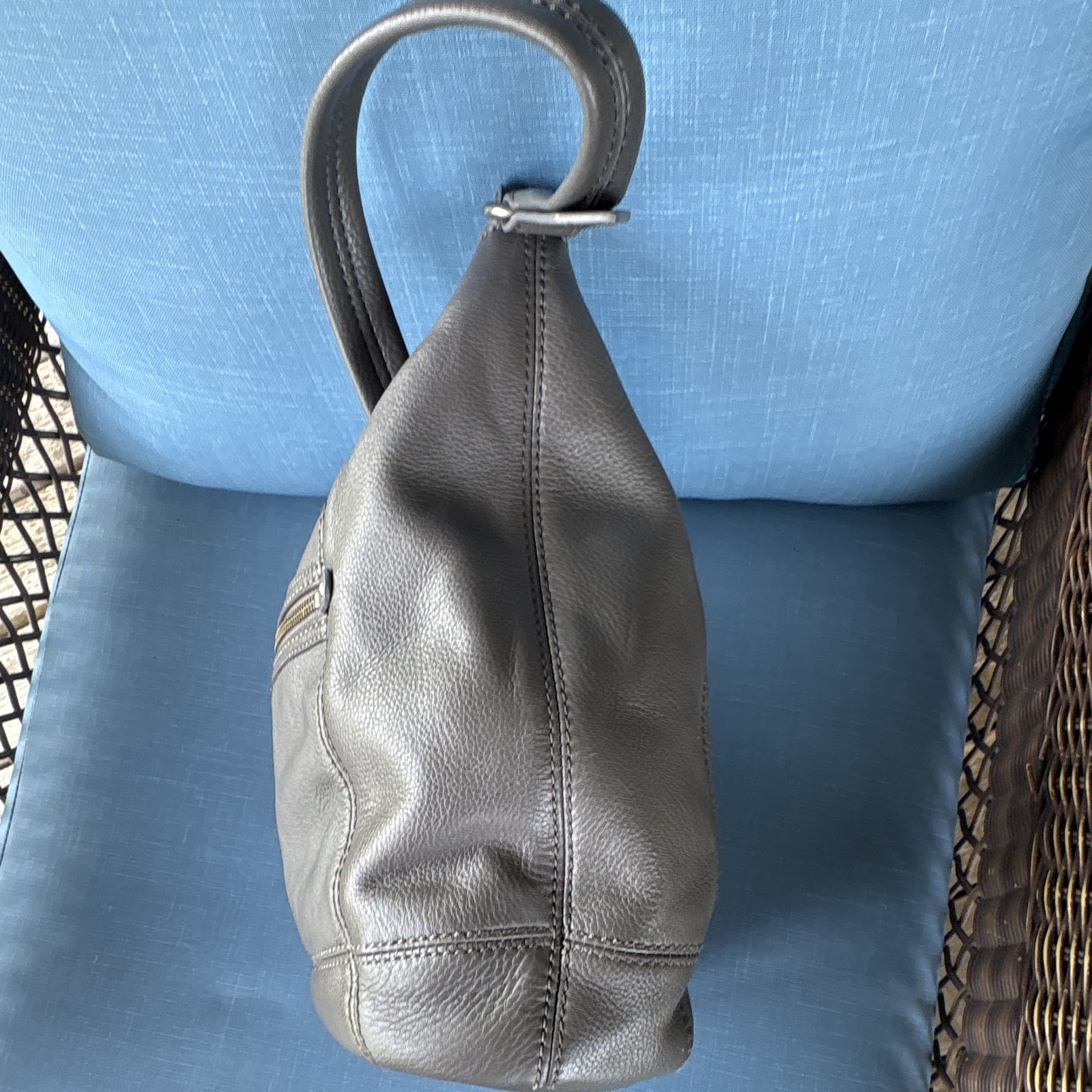 The Sak Gray Pebbled Shoulder Bag Purse Zip Top Silver Hardware Beige Lining