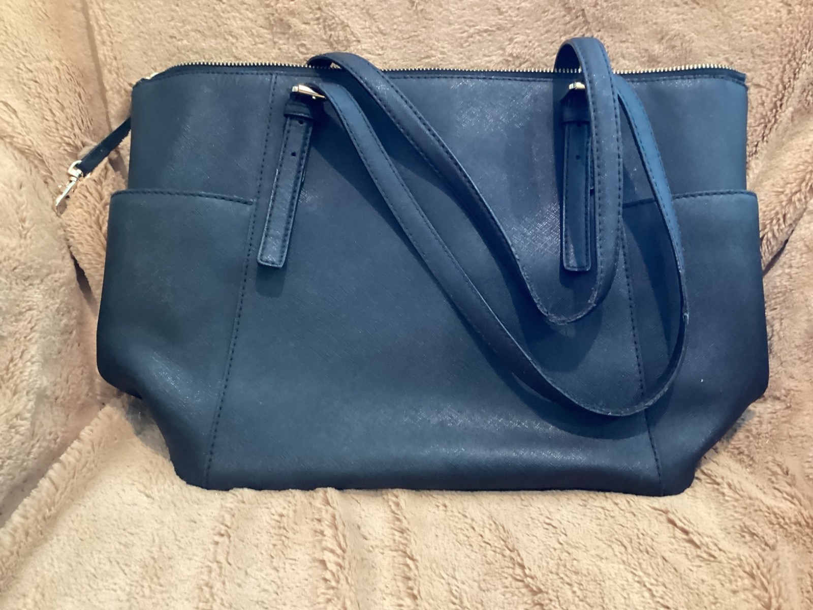 D39b Michael Kors Black Tote. Zip Top. Shoulder Straps Logo Charm Pockets ST135