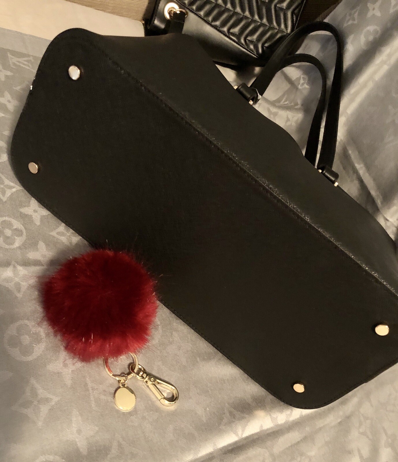 Brand New Tote Bag With Pompon Keychain Cartera Nueva Negra Con Llavero Pompon