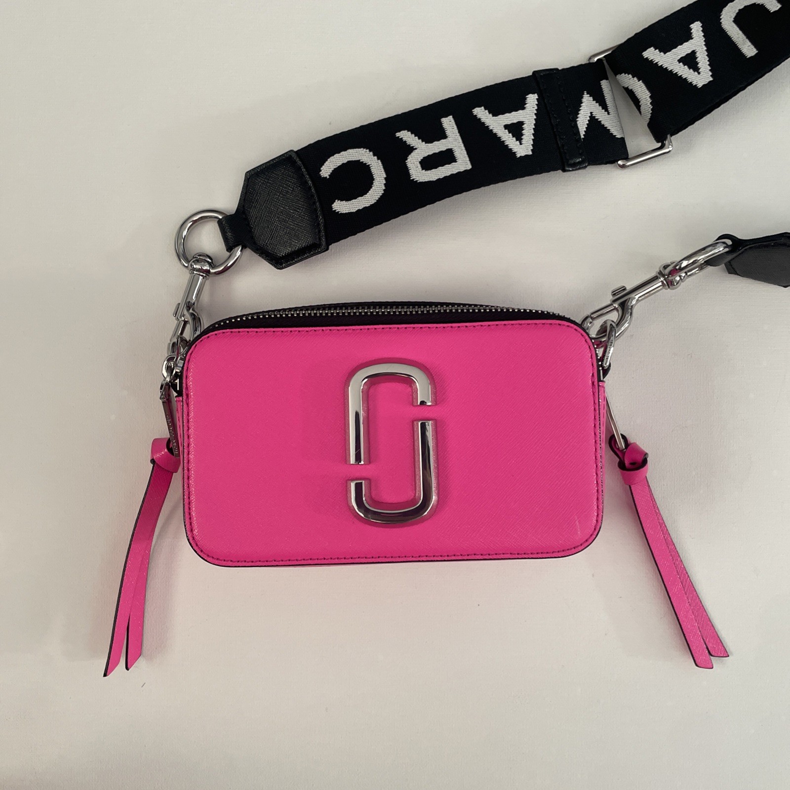 MARC JACOBS – Fluorescent Strap Snapshot Small Camera Bag M0014503 670 Hot Pink