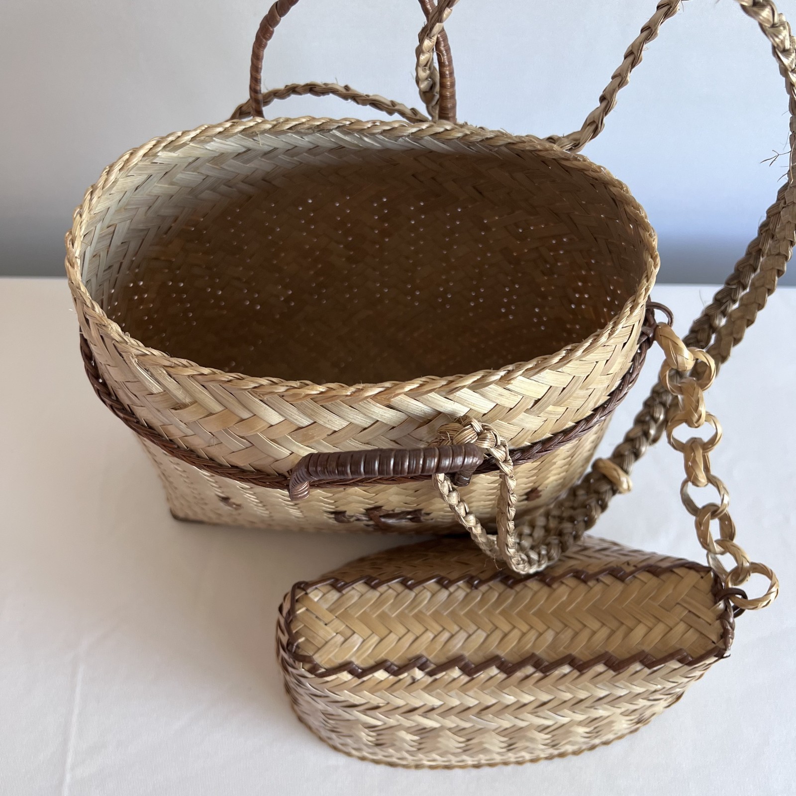 Vintage Hand Woven Straw Basket Handbag Shoulder Bag Folk Art Boho Purse Lid