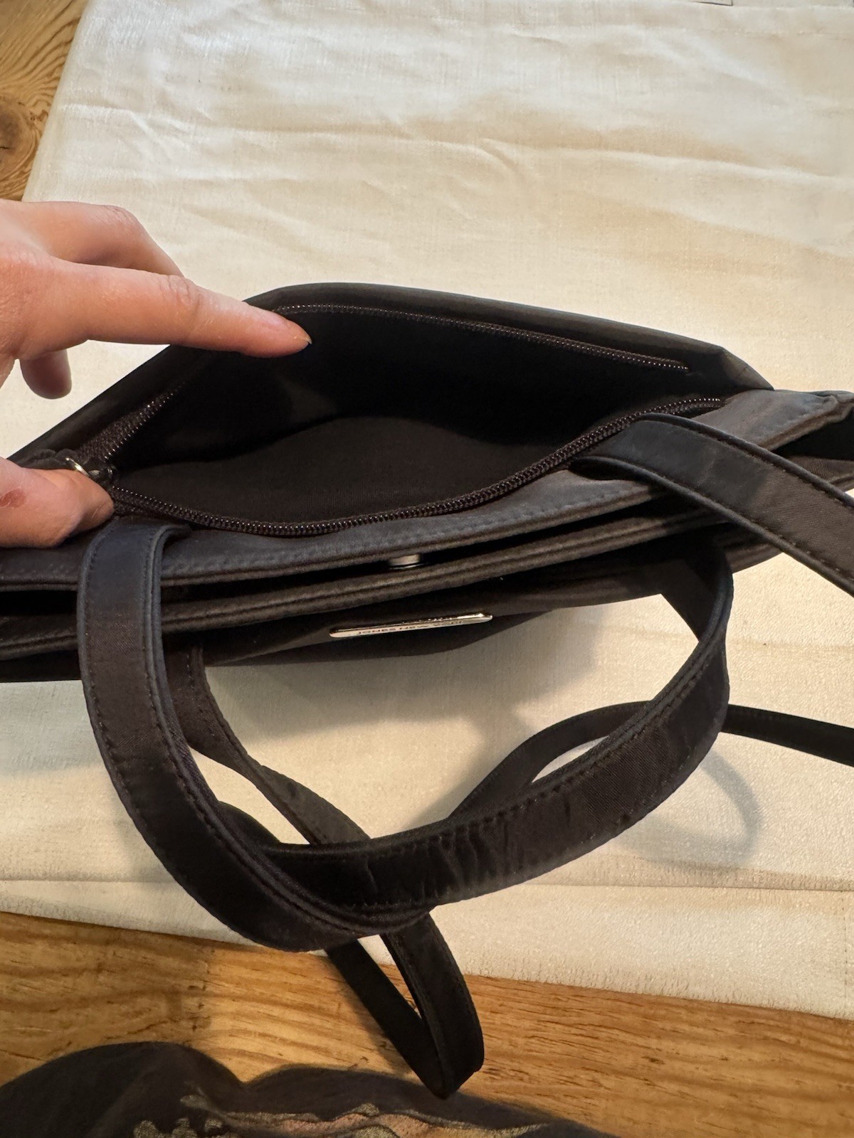 Jones New York Black Medium Tote Shoulder Bag – Magnetic Closure – Coin Purse