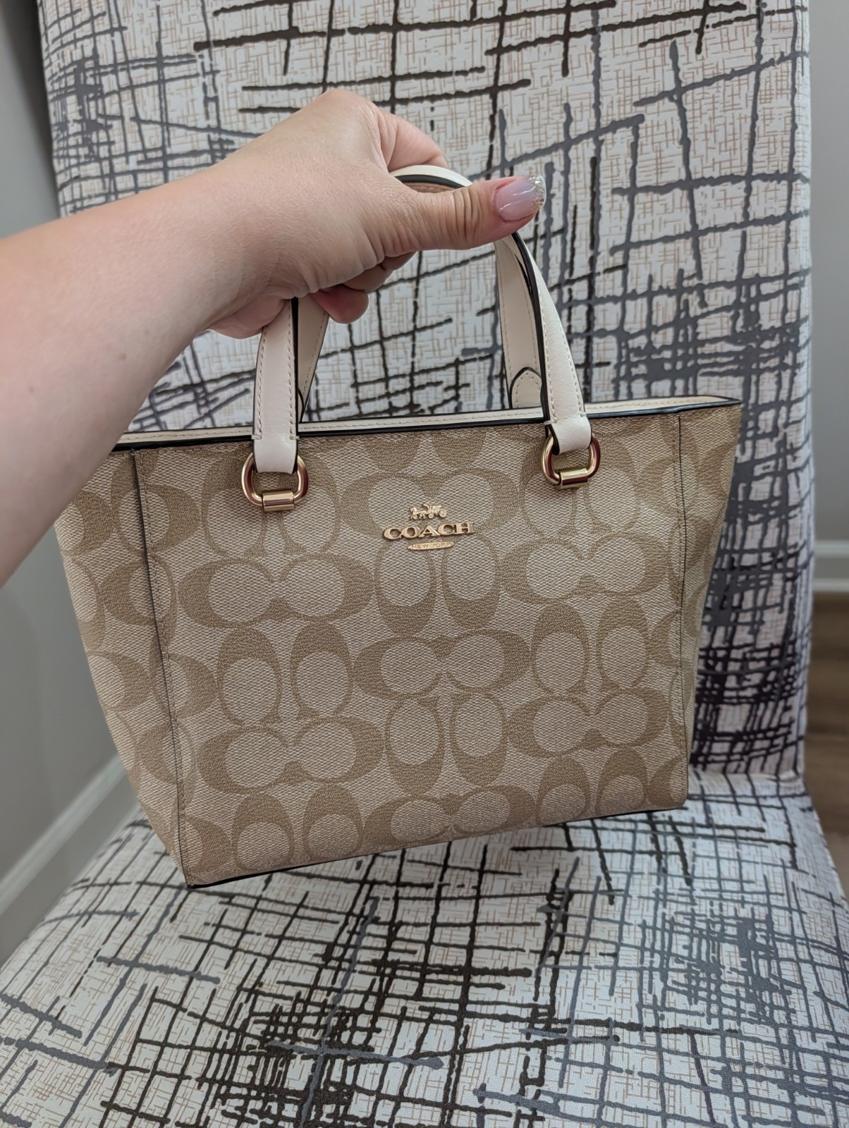 Coach Signature Logo Tote Bag Beige White Leather Handles Gold Hardware Pockets