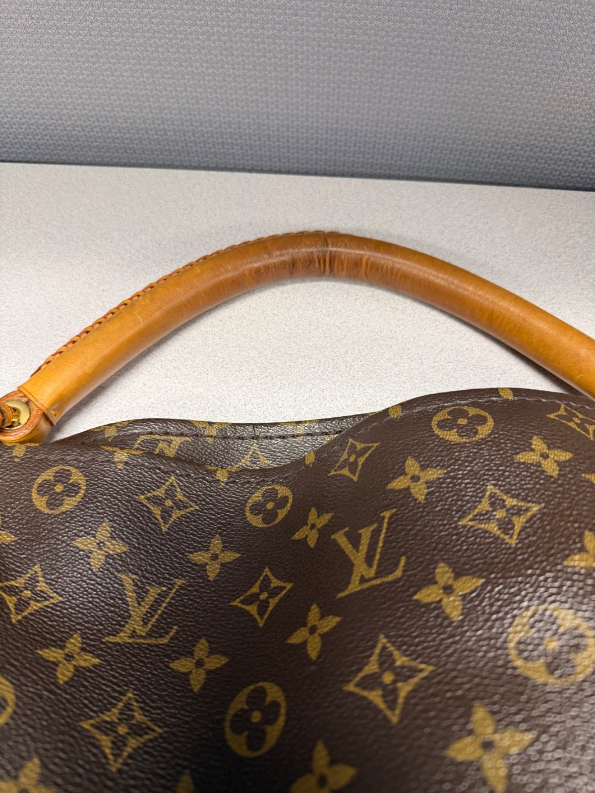 Louis Vuitton LV Monogram Artsy MM
