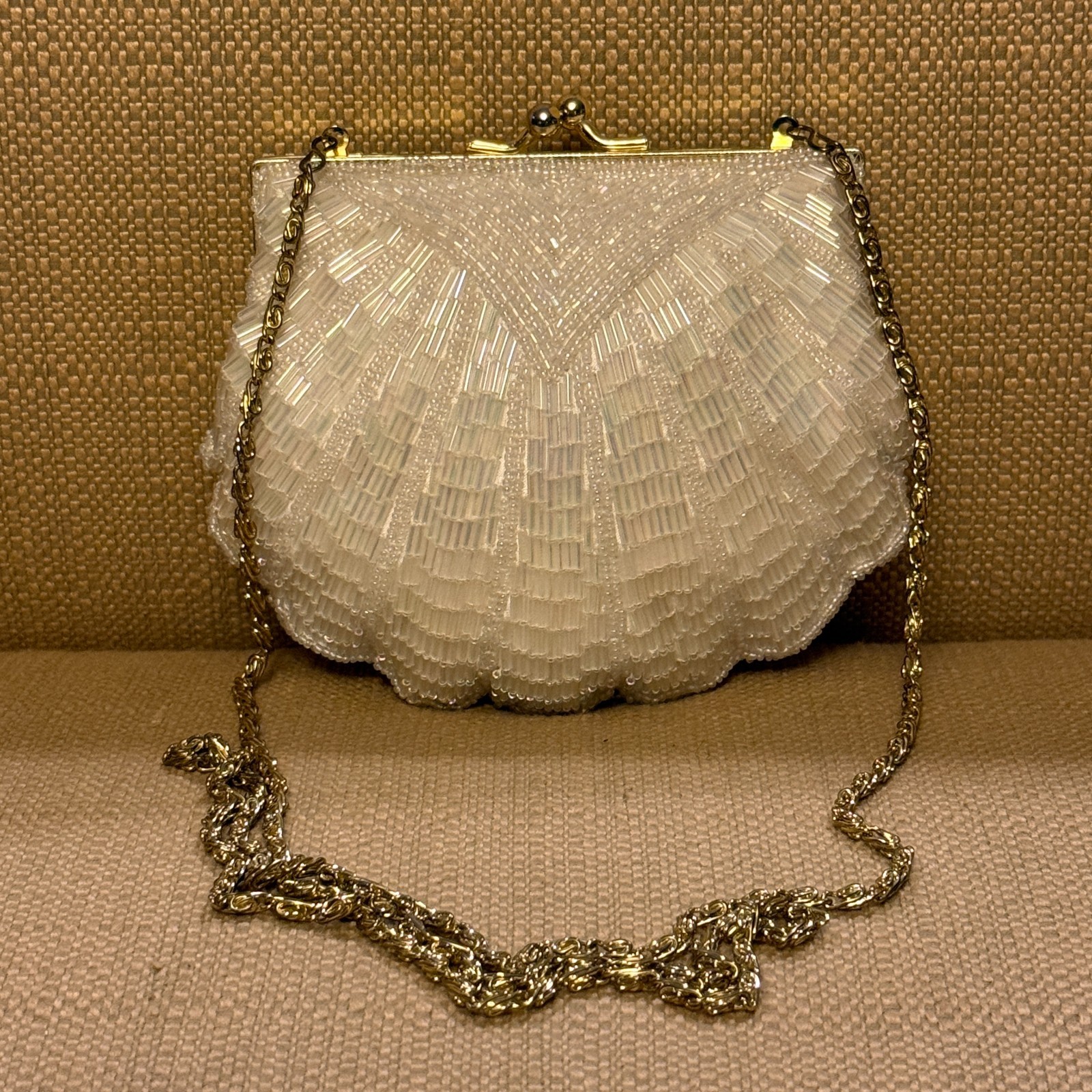 Vintage La Regale Beaded Ivory Clam Seashell Evening Purse Clasp Gold Chain Brid