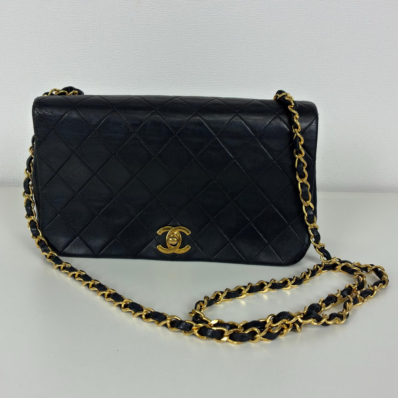 CHANEL Vintage Matelassé 25 Shoulder Bag leather black