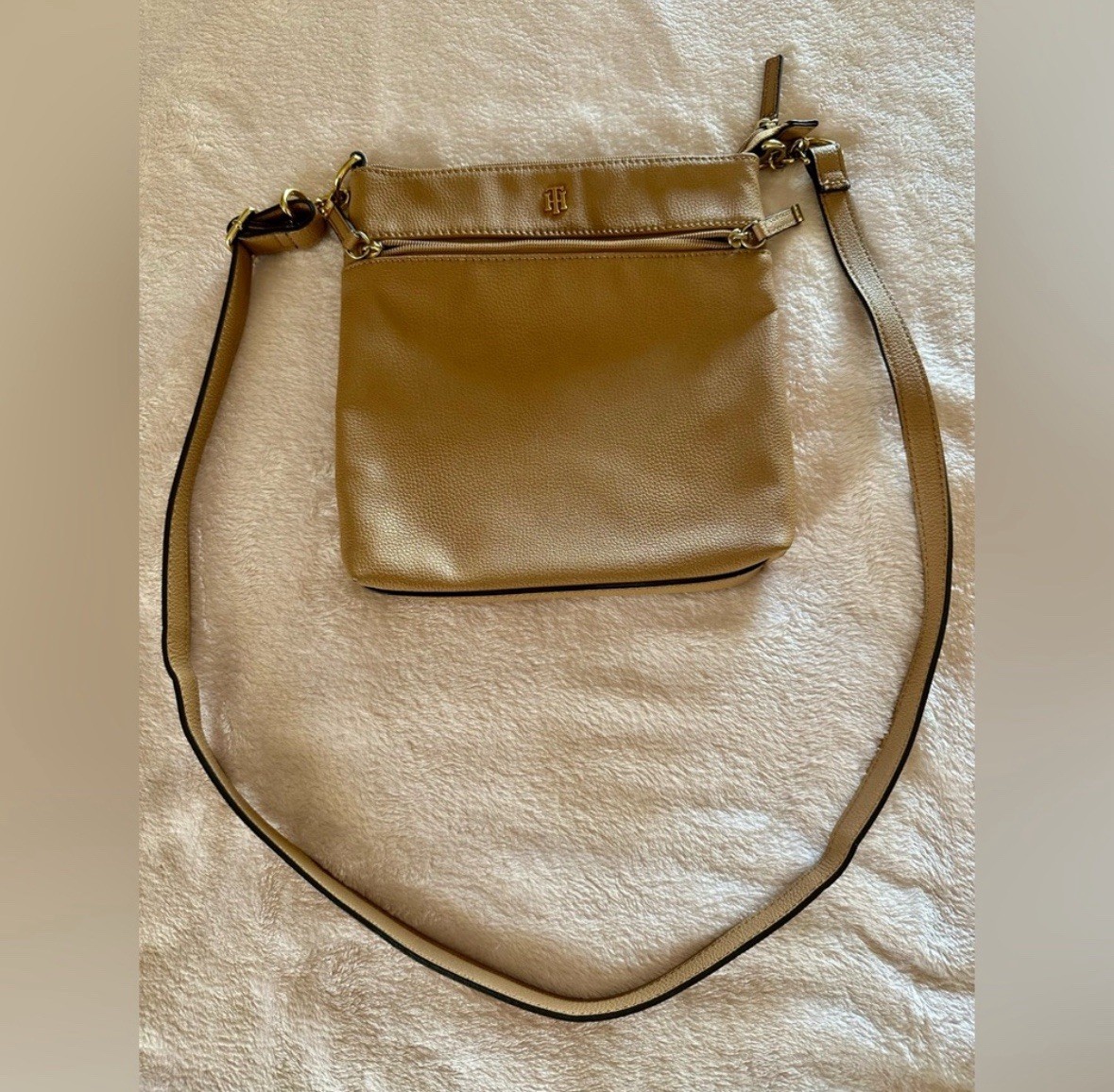 Tommy Hilfiger Beige Pebbled Crossbody Bag Zip Closure Gold Hardware Strap