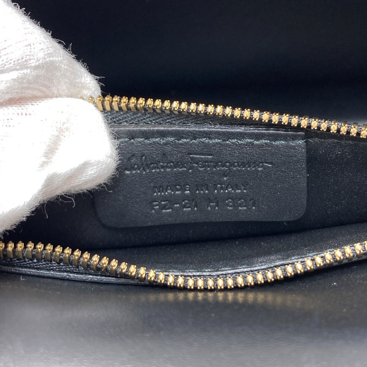 Salvatore Ferragamo Gancini Hardware Long Shoulder Shoulder Bag Leather La…