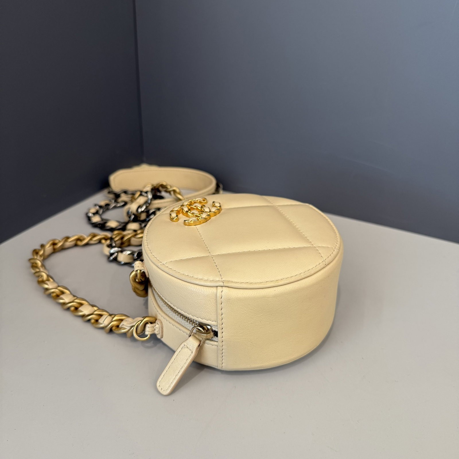 Chanel 19 Round Clutch With Chain Beige Shiny Goatskin (jd032326a3)