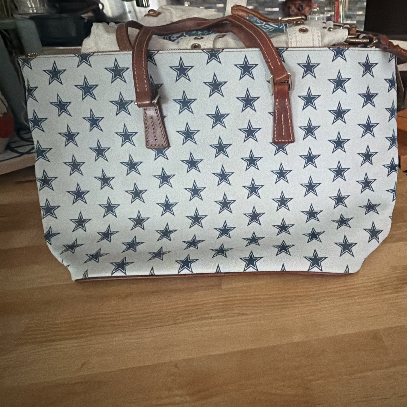Dooney & Bourke Stars Women’s Tote White Blue Zip Closure Red Lining Large
