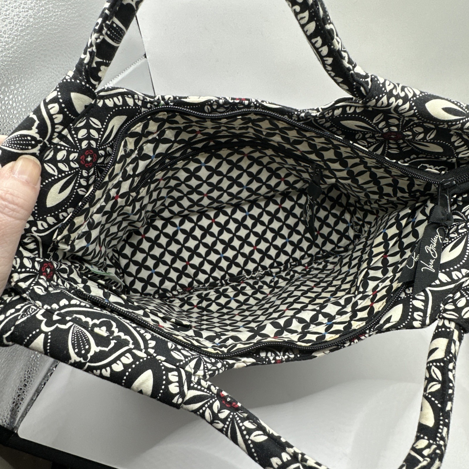 Vera Bradley Barcelona Bag Handbag Black White Floral Zipper Closure Quilted
