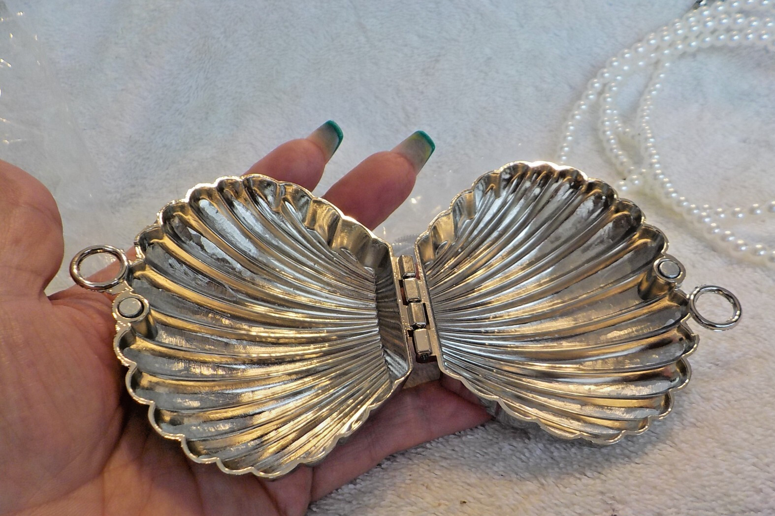 Tiny silver toned metal clam shell shoulder bag w/ pearl & chain straps